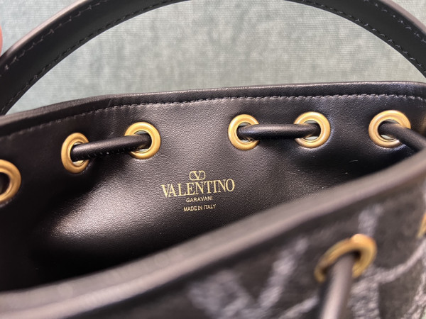 VALENTINO VLOGO Iconographe Mini Canvas Bucket Bag [C1M9N-031743] CELINE CHANEL ACCESSORIES LOEWE SHOES LOUIS VUITTON DIRO YSL OTHER BRAND HANDBAGS BALENCIAGA BOTTEGA VENETA GOYARD HERMES BURBERRY VALENTINO GUCCI FENDI MIUMIU CHLOE PRADA BVLGARI SUITCASE NEW ARRIVAL 
