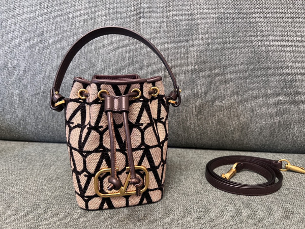 VALENTINO VLOGO Iconographe Mini Canvas Bucket Bag [C1M9N-031531] CELINE CHANEL ACCESSORIES LOEWE SHOES LOUIS VUITTON DIRO YSL OTHER BRAND HANDBAGS BALENCIAGA BOTTEGA VENETA GOYARD HERMES BURBERRY VALENTINO GUCCI FENDI MIUMIU CHLOE PRADA BVLGARI SUITCASE NEW ARRIVAL 