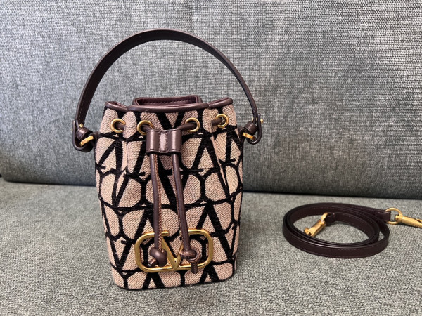 VALENTINO VLOGO Iconographe Mini Canvas Bucket Bag [C1M9N-031531] CELINE CHANEL ACCESSORIES LOEWE SHOES LOUIS VUITTON DIRO YSL OTHER BRAND HANDBAGS BALENCIAGA BOTTEGA VENETA GOYARD HERMES BURBERRY VALENTINO GUCCI FENDI MIUMIU CHLOE PRADA BVLGARI SUITCASE NEW ARRIVAL 