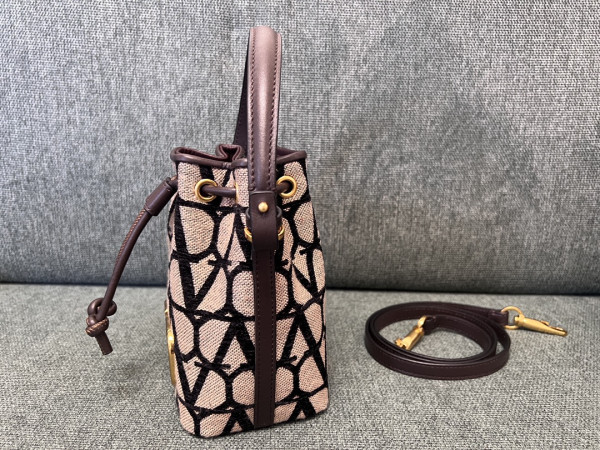 VALENTINO VLOGO Iconographe Mini Canvas Bucket Bag [C1M9N-031531] CELINE CHANEL ACCESSORIES LOEWE SHOES LOUIS VUITTON DIRO YSL OTHER BRAND HANDBAGS BALENCIAGA BOTTEGA VENETA GOYARD HERMES BURBERRY VALENTINO GUCCI FENDI MIUMIU CHLOE PRADA BVLGARI SUITCASE NEW ARRIVAL 