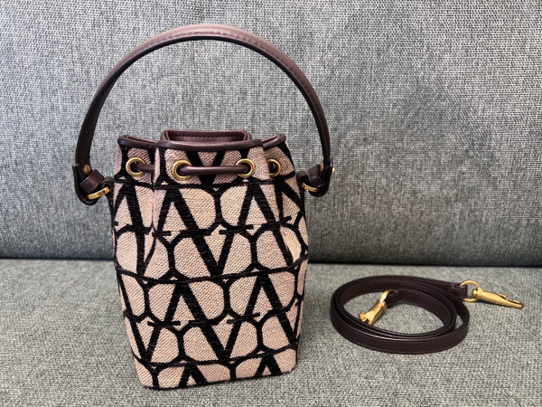 VALENTINO VLOGO Iconographe Mini Canvas Bucket Bag [C1M9N-031531] CELINE CHANEL ACCESSORIES LOEWE SHOES LOUIS VUITTON DIRO YSL OTHER BRAND HANDBAGS BALENCIAGA BOTTEGA VENETA GOYARD HERMES BURBERRY VALENTINO GUCCI FENDI MIUMIU CHLOE PRADA BVLGARI SUITCASE NEW ARRIVAL 
