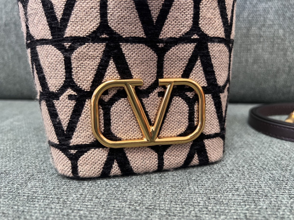VALENTINO VLOGO Iconographe Mini Canvas Bucket Bag [C1M9N-031531] CELINE CHANEL ACCESSORIES LOEWE SHOES LOUIS VUITTON DIRO YSL OTHER BRAND HANDBAGS BALENCIAGA BOTTEGA VENETA GOYARD HERMES BURBERRY VALENTINO GUCCI FENDI MIUMIU CHLOE PRADA BVLGARI SUITCASE NEW ARRIVAL 