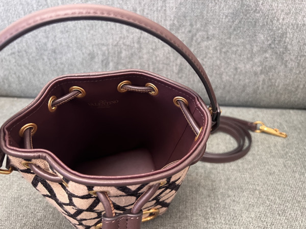 VALENTINO VLOGO Iconographe Mini Canvas Bucket Bag [C1M9N-031531] CELINE CHANEL ACCESSORIES LOEWE SHOES LOUIS VUITTON DIRO YSL OTHER BRAND HANDBAGS BALENCIAGA BOTTEGA VENETA GOYARD HERMES BURBERRY VALENTINO GUCCI FENDI MIUMIU CHLOE PRADA BVLGARI SUITCASE NEW ARRIVAL 