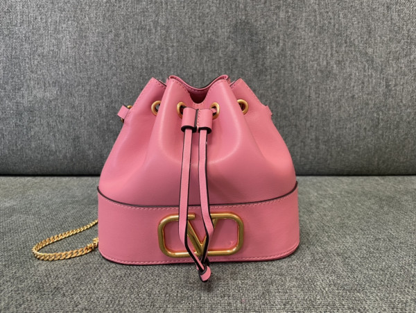 VALENTINO MINI BUCKET BAG IN NAPPA WITH VLOGO SIGNATURE CHAIN [C1M9N-021518] CELINE CHANEL ACCESSORIES LOEWE SHOES LOUIS VUITTON DIRO YSL OTHER BRAND HANDBAGS BALENCIAGA BOTTEGA VENETA GOYARD HERMES BURBERRY VALENTINO GUCCI FENDI MIUMIU CHLOE PRADA BVLGARI SUITCASE NEW ARRIVAL 