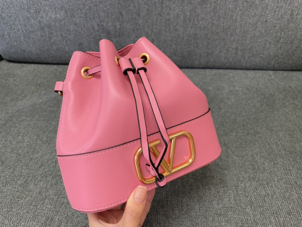VALENTINO MINI BUCKET BAG IN NAPPA WITH VLOGO SIGNATURE CHAIN [C1M9N-021518] CELINE CHANEL ACCESSORIES LOEWE SHOES LOUIS VUITTON DIRO YSL OTHER BRAND HANDBAGS BALENCIAGA BOTTEGA VENETA GOYARD HERMES BURBERRY VALENTINO GUCCI FENDI MIUMIU CHLOE PRADA BVLGARI SUITCASE NEW ARRIVAL 