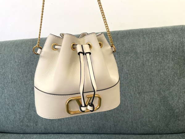 VALENTINO MINI BUCKET BAG IN NAPPA WITH VLOGO SIGNATURE CHAIN [C1M9N-021517] CELINE CHANEL ACCESSORIES LOEWE SHOES LOUIS VUITTON DIRO YSL OTHER BRAND HANDBAGS BALENCIAGA BOTTEGA VENETA GOYARD HERMES BURBERRY VALENTINO GUCCI FENDI MIUMIU CHLOE PRADA BVLGARI SUITCASE NEW ARRIVAL 