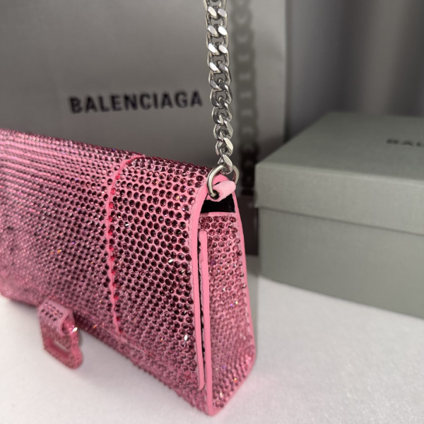BALENCIAGA HOURGLASS WALLET ON CHAIN [C1M7I-035534] CELINE CHANEL ACCESSORIES LOEWE SHOES LOUIS VUITTON DIRO YSL OTHER BRAND HANDBAGS BALENCIAGA BOTTEGA VENETA GOYARD HERMES BURBERRY VALENTINO GUCCI FENDI MIUMIU CHLOE PRADA BVLGARI SUITCASE NEW ARRIVAL 