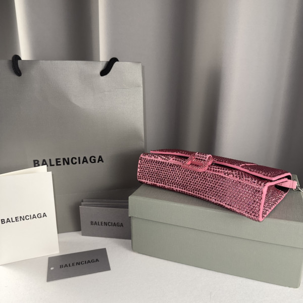 BALENCIAGA HOURGLASS WALLET ON CHAIN [C1M7I-035534] CELINE CHANEL ACCESSORIES LOEWE SHOES LOUIS VUITTON DIRO YSL OTHER BRAND HANDBAGS BALENCIAGA BOTTEGA VENETA GOYARD HERMES BURBERRY VALENTINO GUCCI FENDI MIUMIU CHLOE PRADA BVLGARI SUITCASE NEW ARRIVAL 