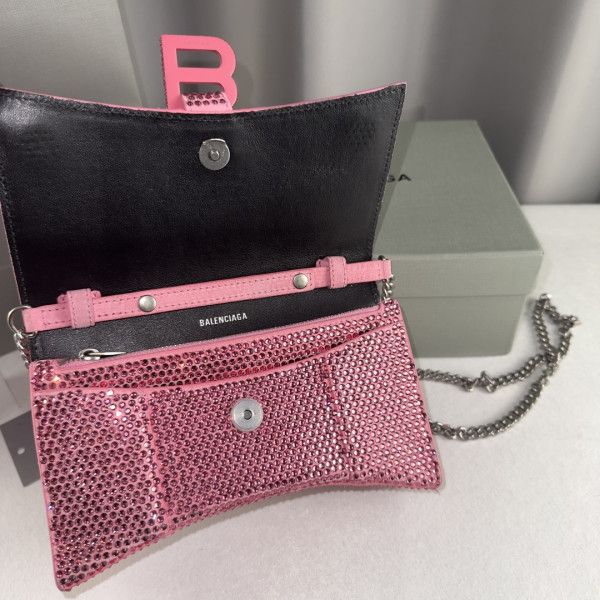 BALENCIAGA HOURGLASS WALLET ON CHAIN [C1M7I-035534] CELINE CHANEL ACCESSORIES LOEWE SHOES LOUIS VUITTON DIRO YSL OTHER BRAND HANDBAGS BALENCIAGA BOTTEGA VENETA GOYARD HERMES BURBERRY VALENTINO GUCCI FENDI MIUMIU CHLOE PRADA BVLGARI SUITCASE NEW ARRIVAL 