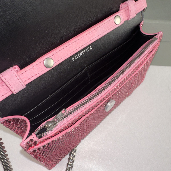 BALENCIAGA HOURGLASS WALLET ON CHAIN [C1M7I-035534] CELINE CHANEL ACCESSORIES LOEWE SHOES LOUIS VUITTON DIRO YSL OTHER BRAND HANDBAGS BALENCIAGA BOTTEGA VENETA GOYARD HERMES BURBERRY VALENTINO GUCCI FENDI MIUMIU CHLOE PRADA BVLGARI SUITCASE NEW ARRIVAL 