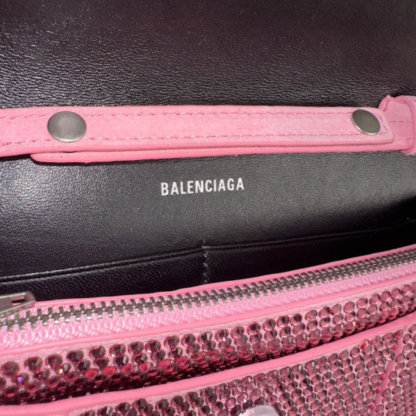 BALENCIAGA HOURGLASS WALLET ON CHAIN [C1M7I-035534] CELINE CHANEL ACCESSORIES LOEWE SHOES LOUIS VUITTON DIRO YSL OTHER BRAND HANDBAGS BALENCIAGA BOTTEGA VENETA GOYARD HERMES BURBERRY VALENTINO GUCCI FENDI MIUMIU CHLOE PRADA BVLGARI SUITCASE NEW ARRIVAL 