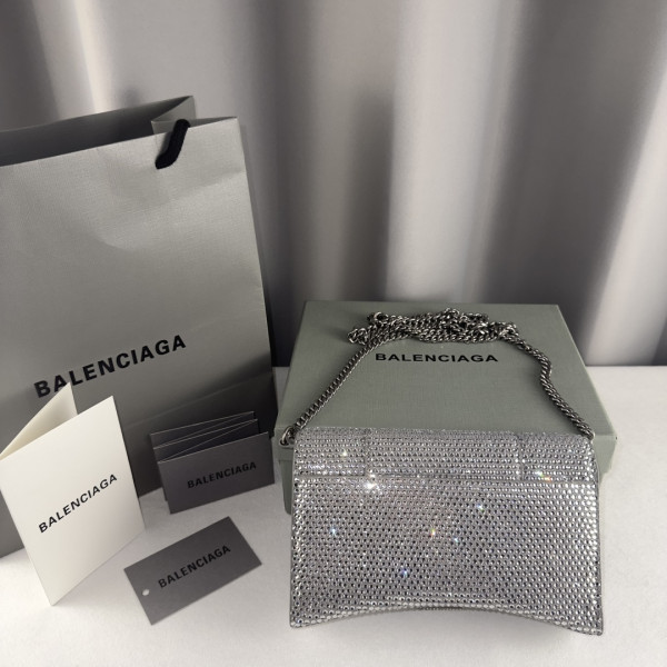 BALENCIAGA HOURGLASS WALLET ON CHAIN [C1M7I-035533] CELINE CHANEL ACCESSORIES LOEWE SHOES LOUIS VUITTON DIRO YSL OTHER BRAND HANDBAGS BALENCIAGA BOTTEGA VENETA GOYARD HERMES BURBERRY VALENTINO GUCCI FENDI MIUMIU CHLOE PRADA BVLGARI SUITCASE NEW ARRIVAL 