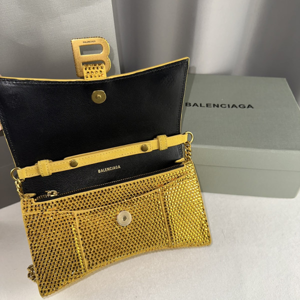 BALENCIAGA HOURGLASS WALLET ON CHAIN [C1M7I-035532] CELINE CHANEL ACCESSORIES LOEWE SHOES LOUIS VUITTON DIRO YSL OTHER BRAND HANDBAGS BALENCIAGA BOTTEGA VENETA GOYARD HERMES BURBERRY VALENTINO GUCCI FENDI MIUMIU CHLOE PRADA BVLGARI SUITCASE NEW ARRIVAL 