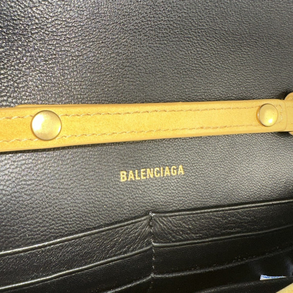 BALENCIAGA HOURGLASS WALLET ON CHAIN [C1M7I-035532] CELINE CHANEL ACCESSORIES LOEWE SHOES LOUIS VUITTON DIRO YSL OTHER BRAND HANDBAGS BALENCIAGA BOTTEGA VENETA GOYARD HERMES BURBERRY VALENTINO GUCCI FENDI MIUMIU CHLOE PRADA BVLGARI SUITCASE NEW ARRIVAL 