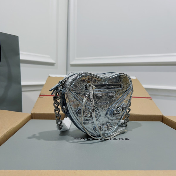 BALENCIAGA Le Cagole Heart mini metallic crinkled-leather shoulder bag [C1M7I-031733] CELINE CHANEL ACCESSORIES LOEWE SHOES LOUIS VUITTON DIRO YSL OTHER BRAND HANDBAGS BALENCIAGA BOTTEGA VENETA GOYARD HERMES BURBERRY VALENTINO GUCCI FENDI MIUMIU CHLOE PRADA BVLGARI SUITCASE NEW ARRIVAL 