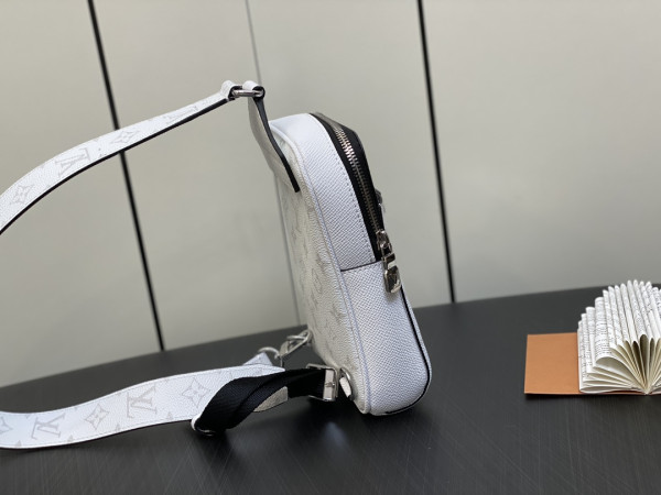 LOUIS VUITTON OUTDOOR SLINGBAG [C1M7B-082217] CELINE CHANEL ACCESSORIES LOEWE SHOES LOUIS VUITTON DIRO YSL OTHER BRAND HANDBAGS BALENCIAGA BOTTEGA VENETA GOYARD HERMES BURBERRY VALENTINO GUCCI FENDI MIUMIU CHLOE PRADA BVLGARI SUITCASE NEW ARRIVAL 