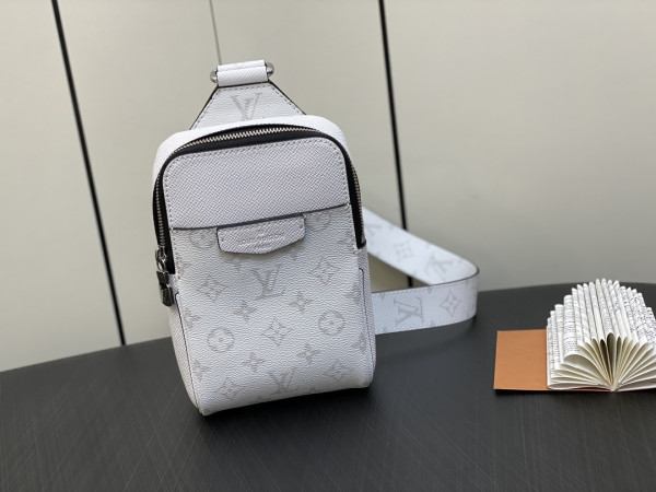 LOUIS VUITTON OUTDOOR SLINGBAG [C1M7B-082217] CELINE CHANEL ACCESSORIES LOEWE SHOES LOUIS VUITTON DIRO YSL OTHER BRAND HANDBAGS BALENCIAGA BOTTEGA VENETA GOYARD HERMES BURBERRY VALENTINO GUCCI FENDI MIUMIU CHLOE PRADA BVLGARI SUITCASE NEW ARRIVAL 