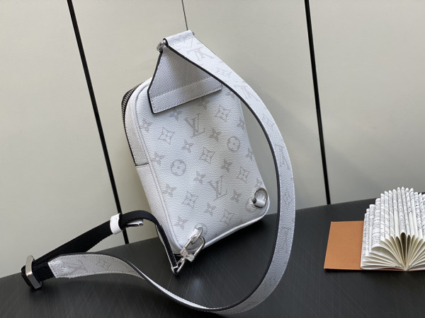 LOUIS VUITTON OUTDOOR SLINGBAG [C1M7B-082217] CELINE CHANEL ACCESSORIES LOEWE SHOES LOUIS VUITTON DIRO YSL OTHER BRAND HANDBAGS BALENCIAGA BOTTEGA VENETA GOYARD HERMES BURBERRY VALENTINO GUCCI FENDI MIUMIU CHLOE PRADA BVLGARI SUITCASE NEW ARRIVAL 