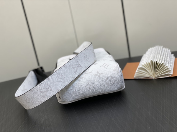 LOUIS VUITTON OUTDOOR SLINGBAG [C1M7B-082217] CELINE CHANEL ACCESSORIES LOEWE SHOES LOUIS VUITTON DIRO YSL OTHER BRAND HANDBAGS BALENCIAGA BOTTEGA VENETA GOYARD HERMES BURBERRY VALENTINO GUCCI FENDI MIUMIU CHLOE PRADA BVLGARI SUITCASE NEW ARRIVAL 