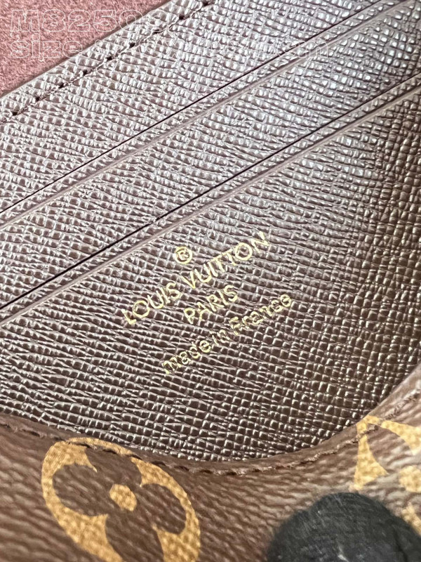 LOUIS VUITTON Wallet On Chain Lily [M82509] CELINE CHANEL ACCESSORIES LOEWE SHOES LOUIS VUITTON DIRO YSL OTHER BRAND HANDBAGS BALENCIAGA BOTTEGA VENETA GOYARD HERMES BURBERRY VALENTINO GUCCI FENDI MIUMIU CHLOE PRADA BVLGARI SUITCASE NEW ARRIVAL 