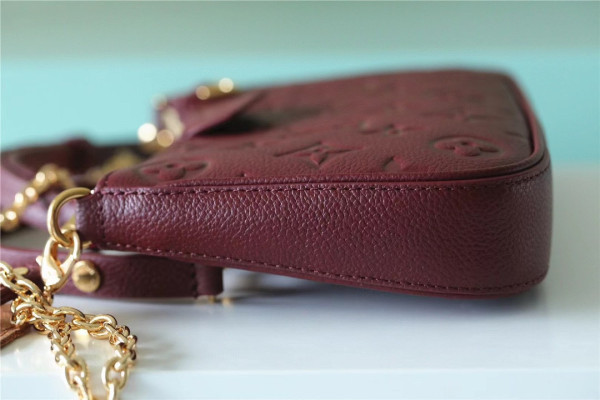 LOUIS VUITTON EASY POUCH ON STRAP [C1M7B-065027] CELINE CHANEL ACCESSORIES LOEWE SHOES LOUIS VUITTON DIRO YSL OTHER BRAND HANDBAGS BALENCIAGA BOTTEGA VENETA GOYARD HERMES BURBERRY VALENTINO GUCCI FENDI MIUMIU CHLOE PRADA BVLGARI SUITCASE NEW ARRIVAL 