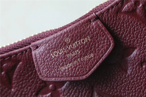 LOUIS VUITTON EASY POUCH ON STRAP [C1M7B-065027] CELINE CHANEL ACCESSORIES LOEWE SHOES LOUIS VUITTON DIRO YSL OTHER BRAND HANDBAGS BALENCIAGA BOTTEGA VENETA GOYARD HERMES BURBERRY VALENTINO GUCCI FENDI MIUMIU CHLOE PRADA BVLGARI SUITCASE NEW ARRIVAL 