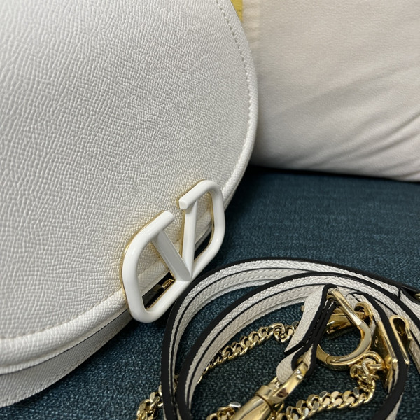 Valentino Garavani Vsling Saddle Leather Shoulder Bag [C1M7A-092713] CELINE CHANEL ACCESSORIES LOEWE SHOES LOUIS VUITTON DIRO YSL OTHER BRAND HANDBAGS BALENCIAGA BOTTEGA VENETA GOYARD HERMES BURBERRY VALENTINO GUCCI FENDI MIUMIU CHLOE PRADA BVLGARI SUITCASE NEW ARRIVAL 