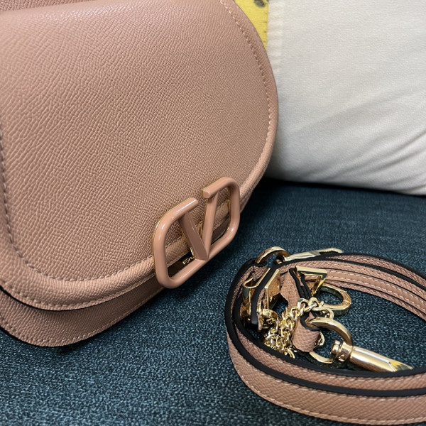 Valentino Garavani Vsling Saddle Leather Shoulder Bag [C1M7A-091842] CELINE CHANEL ACCESSORIES LOEWE SHOES LOUIS VUITTON DIRO YSL OTHER BRAND HANDBAGS BALENCIAGA BOTTEGA VENETA GOYARD HERMES BURBERRY VALENTINO GUCCI FENDI MIUMIU CHLOE PRADA BVLGARI SUITCASE NEW ARRIVAL 