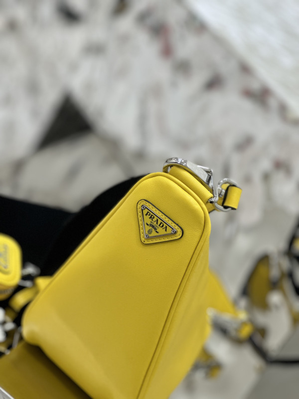 PRADA Triangle BAG [C1M4G-090533] CELINE CHANEL ACCESSORIES LOEWE SHOES LOUIS VUITTON DIRO YSL OTHER BRAND HANDBAGS BALENCIAGA BOTTEGA VENETA GOYARD HERMES BURBERRY VALENTINO GUCCI FENDI MIUMIU CHLOE PRADA BVLGARI SUITCASE NEW ARRIVAL 
