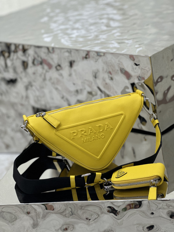 PRADA Triangle BAG [C1M4G-090533] CELINE CHANEL ACCESSORIES LOEWE SHOES LOUIS VUITTON DIRO YSL OTHER BRAND HANDBAGS BALENCIAGA BOTTEGA VENETA GOYARD HERMES BURBERRY VALENTINO GUCCI FENDI MIUMIU CHLOE PRADA BVLGARI SUITCASE NEW ARRIVAL 