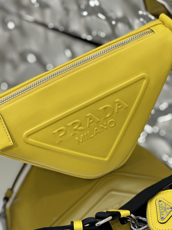 PRADA Triangle BAG [C1M4G-090533] CELINE CHANEL ACCESSORIES LOEWE SHOES LOUIS VUITTON DIRO YSL OTHER BRAND HANDBAGS BALENCIAGA BOTTEGA VENETA GOYARD HERMES BURBERRY VALENTINO GUCCI FENDI MIUMIU CHLOE PRADA BVLGARI SUITCASE NEW ARRIVAL 