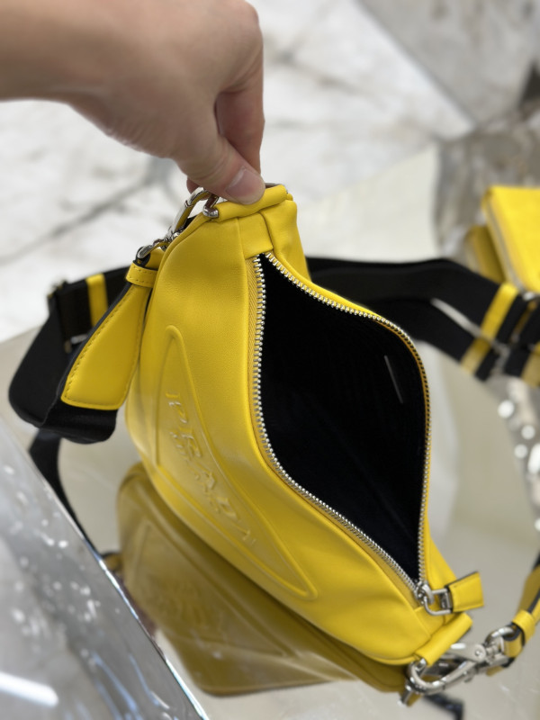PRADA Triangle BAG [C1M4G-090533] CELINE CHANEL ACCESSORIES LOEWE SHOES LOUIS VUITTON DIRO YSL OTHER BRAND HANDBAGS BALENCIAGA BOTTEGA VENETA GOYARD HERMES BURBERRY VALENTINO GUCCI FENDI MIUMIU CHLOE PRADA BVLGARI SUITCASE NEW ARRIVAL 
