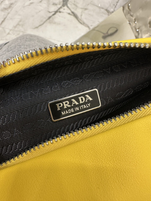 PRADA Triangle BAG [C1M4G-090533] CELINE CHANEL ACCESSORIES LOEWE SHOES LOUIS VUITTON DIRO YSL OTHER BRAND HANDBAGS BALENCIAGA BOTTEGA VENETA GOYARD HERMES BURBERRY VALENTINO GUCCI FENDI MIUMIU CHLOE PRADA BVLGARI SUITCASE NEW ARRIVAL 