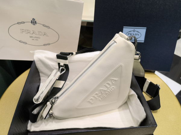 PRADA Triangle BAG [C1M4G-090532] CELINE CHANEL ACCESSORIES LOEWE SHOES LOUIS VUITTON DIRO YSL OTHER BRAND HANDBAGS BALENCIAGA BOTTEGA VENETA GOYARD HERMES BURBERRY VALENTINO GUCCI FENDI MIUMIU CHLOE PRADA BVLGARI SUITCASE NEW ARRIVAL 