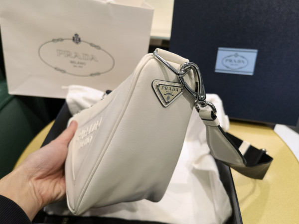 PRADA Triangle BAG [C1M4G-090532] CELINE CHANEL ACCESSORIES LOEWE SHOES LOUIS VUITTON DIRO YSL OTHER BRAND HANDBAGS BALENCIAGA BOTTEGA VENETA GOYARD HERMES BURBERRY VALENTINO GUCCI FENDI MIUMIU CHLOE PRADA BVLGARI SUITCASE NEW ARRIVAL 