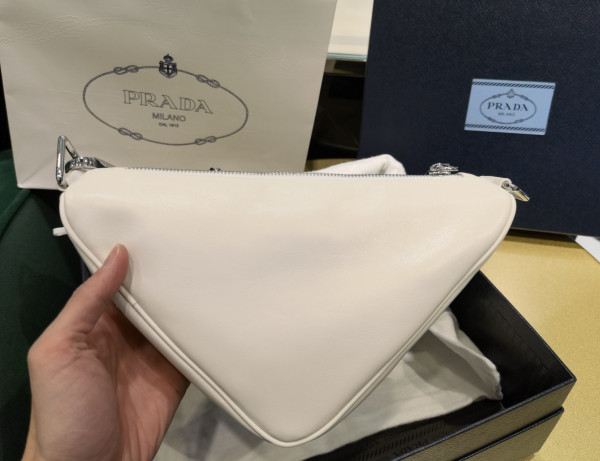 PRADA Triangle BAG [C1M4G-090532] CELINE CHANEL ACCESSORIES LOEWE SHOES LOUIS VUITTON DIRO YSL OTHER BRAND HANDBAGS BALENCIAGA BOTTEGA VENETA GOYARD HERMES BURBERRY VALENTINO GUCCI FENDI MIUMIU CHLOE PRADA BVLGARI SUITCASE NEW ARRIVAL 