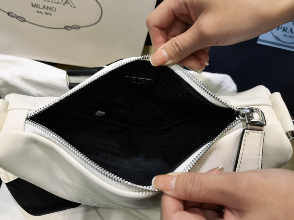 PRADA Triangle BAG [C1M4G-090532] CELINE CHANEL ACCESSORIES LOEWE SHOES LOUIS VUITTON DIRO YSL OTHER BRAND HANDBAGS BALENCIAGA BOTTEGA VENETA GOYARD HERMES BURBERRY VALENTINO GUCCI FENDI MIUMIU CHLOE PRADA BVLGARI SUITCASE NEW ARRIVAL 