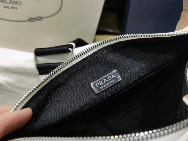 PRADA Triangle BAG [C1M4G-090532] CELINE CHANEL ACCESSORIES LOEWE SHOES LOUIS VUITTON DIRO YSL OTHER BRAND HANDBAGS BALENCIAGA BOTTEGA VENETA GOYARD HERMES BURBERRY VALENTINO GUCCI FENDI MIUMIU CHLOE PRADA BVLGARI SUITCASE NEW ARRIVAL 