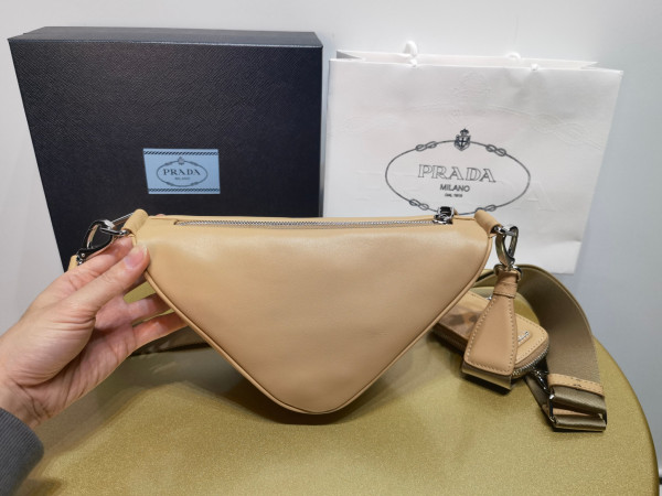 PRADA Triangle BAG [C1M4G-090531] CELINE CHANEL ACCESSORIES LOEWE SHOES LOUIS VUITTON DIRO YSL OTHER BRAND HANDBAGS BALENCIAGA BOTTEGA VENETA GOYARD HERMES BURBERRY VALENTINO GUCCI FENDI MIUMIU CHLOE PRADA BVLGARI SUITCASE NEW ARRIVAL 