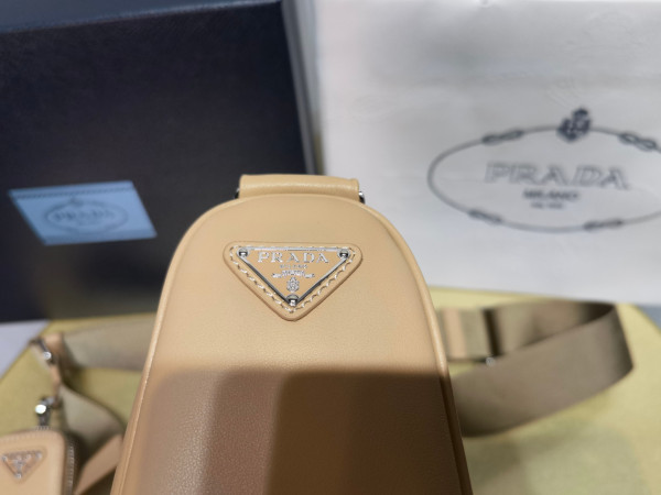 PRADA Triangle BAG [C1M4G-090531] CELINE CHANEL ACCESSORIES LOEWE SHOES LOUIS VUITTON DIRO YSL OTHER BRAND HANDBAGS BALENCIAGA BOTTEGA VENETA GOYARD HERMES BURBERRY VALENTINO GUCCI FENDI MIUMIU CHLOE PRADA BVLGARI SUITCASE NEW ARRIVAL 