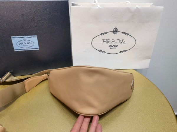 PRADA Triangle BAG [C1M4G-090531] CELINE CHANEL ACCESSORIES LOEWE SHOES LOUIS VUITTON DIRO YSL OTHER BRAND HANDBAGS BALENCIAGA BOTTEGA VENETA GOYARD HERMES BURBERRY VALENTINO GUCCI FENDI MIUMIU CHLOE PRADA BVLGARI SUITCASE NEW ARRIVAL 