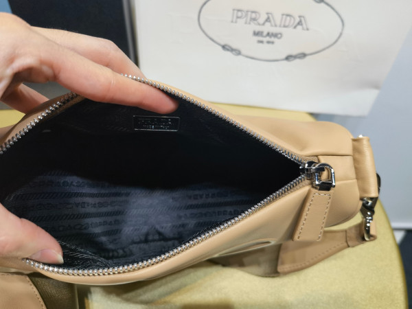 PRADA Triangle BAG [C1M4G-090531] CELINE CHANEL ACCESSORIES LOEWE SHOES LOUIS VUITTON DIRO YSL OTHER BRAND HANDBAGS BALENCIAGA BOTTEGA VENETA GOYARD HERMES BURBERRY VALENTINO GUCCI FENDI MIUMIU CHLOE PRADA BVLGARI SUITCASE NEW ARRIVAL 