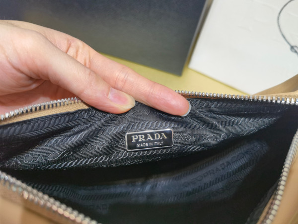 PRADA Triangle BAG [C1M4G-090531] CELINE CHANEL ACCESSORIES LOEWE SHOES LOUIS VUITTON DIRO YSL OTHER BRAND HANDBAGS BALENCIAGA BOTTEGA VENETA GOYARD HERMES BURBERRY VALENTINO GUCCI FENDI MIUMIU CHLOE PRADA BVLGARI SUITCASE NEW ARRIVAL 