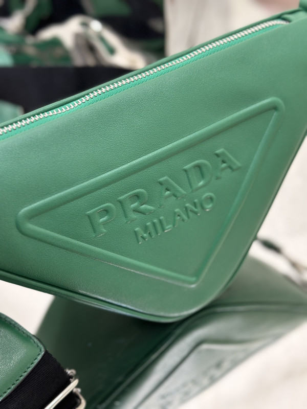 PRADA Triangle BAG [1bh190] CELINE CHANEL ACCESSORIES LOEWE SHOES LOUIS VUITTON DIRO YSL OTHER BRAND HANDBAGS BALENCIAGA BOTTEGA VENETA GOYARD HERMES BURBERRY VALENTINO GUCCI FENDI MIUMIU CHLOE PRADA BVLGARI SUITCASE NEW ARRIVAL 