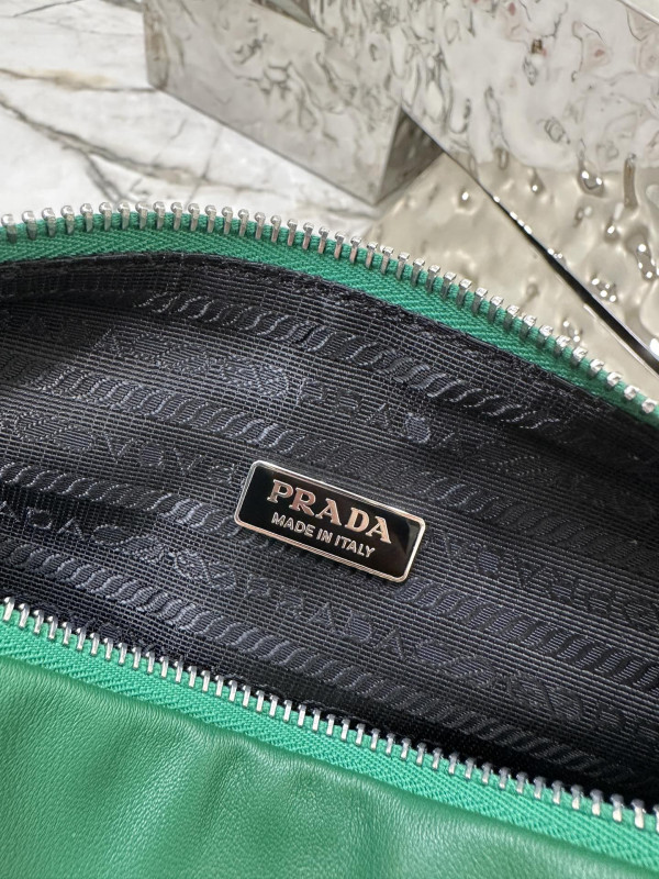 PRADA Triangle BAG [1bh190] CELINE CHANEL ACCESSORIES LOEWE SHOES LOUIS VUITTON DIRO YSL OTHER BRAND HANDBAGS BALENCIAGA BOTTEGA VENETA GOYARD HERMES BURBERRY VALENTINO GUCCI FENDI MIUMIU CHLOE PRADA BVLGARI SUITCASE NEW ARRIVAL 