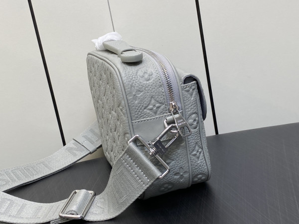 LOUIS VUITTON S LOCK MESSENGER [C1M6Q-075833] CELINE CHANEL ACCESSORIES LOEWE SHOES LOUIS VUITTON DIRO YSL OTHER BRAND HANDBAGS BALENCIAGA BOTTEGA VENETA GOYARD HERMES BURBERRY VALENTINO GUCCI FENDI MIUMIU CHLOE PRADA BVLGARI SUITCASE NEW ARRIVAL 