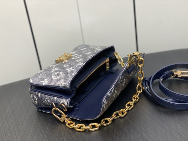 LOUIS VUITTON POCHETTE METIS EAST WEST [M22834] CELINE CHANEL ACCESSORIES LOEWE SHOES LOUIS VUITTON DIRO YSL OTHER BRAND HANDBAGS BALENCIAGA BOTTEGA VENETA GOYARD HERMES BURBERRY VALENTINO GUCCI FENDI MIUMIU CHLOE PRADA BVLGARI SUITCASE NEW ARRIVAL 