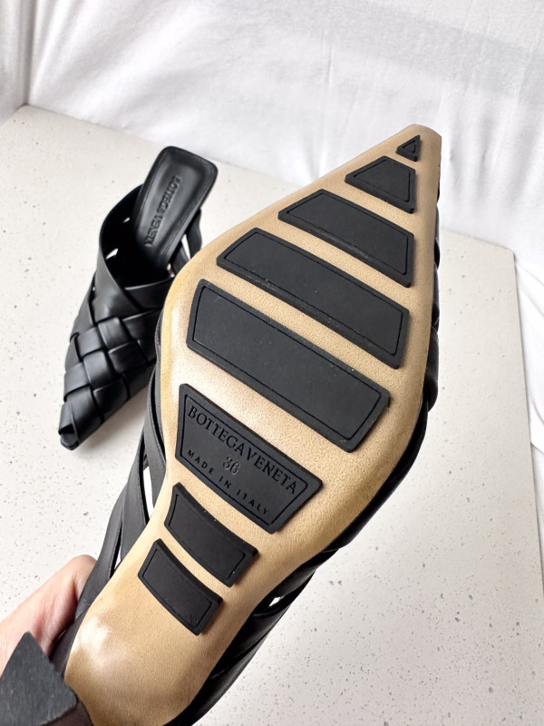 BOTTEGA VENETA Alfie Mule [C1M47-075238] CELINE CHANEL ACCESSORIES LOEWE SHOES LOUIS VUITTON DIRO YSL OTHER BRAND HANDBAGS BALENCIAGA BOTTEGA VENETA GOYARD HERMES BURBERRY VALENTINO GUCCI FENDI MIUMIU CHLOE PRADA BVLGARI SUITCASE NEW ARRIVAL 