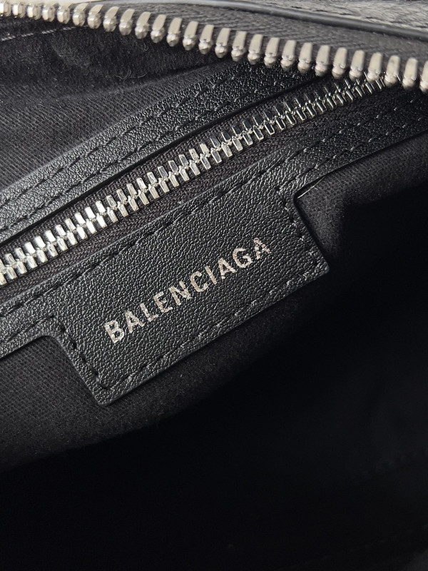BALENCIAGA WOMEN'S LE CAGOLE MINI DUFFLE BAG IN BLACK [C1M42-070919] CELINE CHANEL ACCESSORIES LOEWE SHOES LOUIS VUITTON DIRO YSL OTHER BRAND HANDBAGS BALENCIAGA BOTTEGA VENETA GOYARD HERMES BURBERRY VALENTINO GUCCI FENDI MIUMIU CHLOE PRADA BVLGARI SUITCASE NEW ARRIVAL 