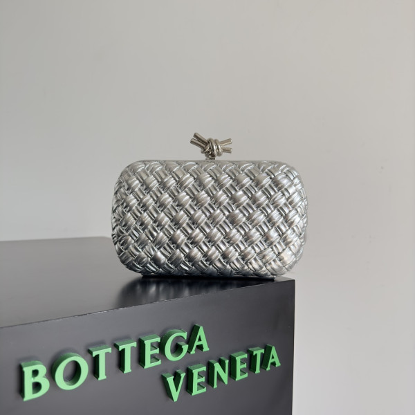 BOTTEGA VENETA Knot Minaudiere [C1M42-070206] CELINE CHANEL ACCESSORIES LOEWE SHOES LOUIS VUITTON DIRO YSL OTHER BRAND HANDBAGS BALENCIAGA BOTTEGA VENETA GOYARD HERMES BURBERRY VALENTINO GUCCI FENDI MIUMIU CHLOE PRADA BVLGARI SUITCASE NEW ARRIVAL 